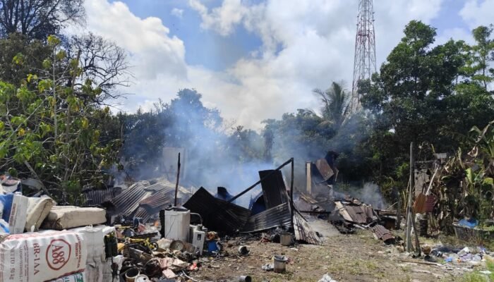 Rumah Pengepul Barang Bekas di Anjongan Kebakaran