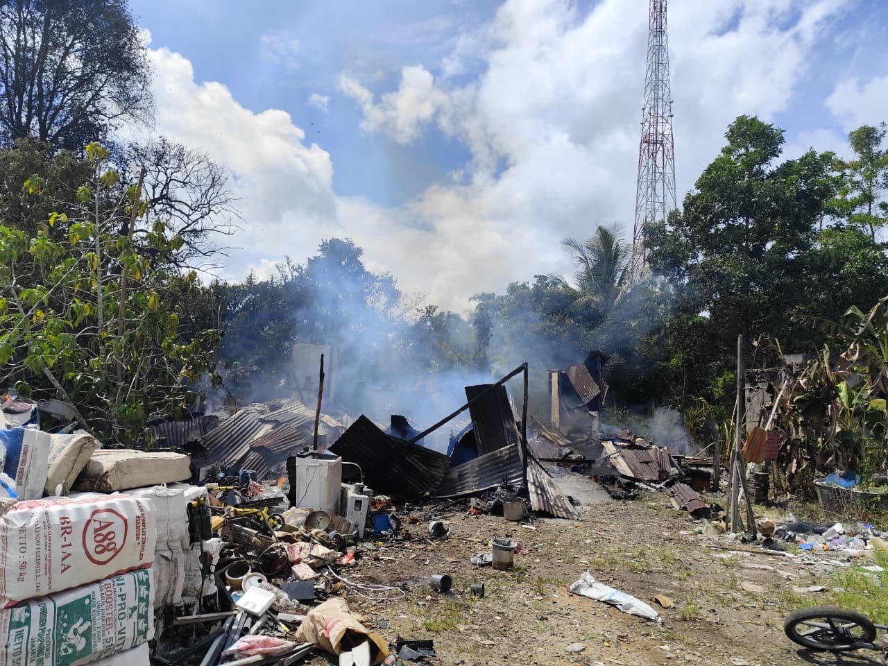 Rumah pengepul barang bekas di Anjongan kebakaran.