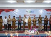 Bupati Mempawah Serahkan Sertifikat Lahan Sekolah Unggul Garuda kepada Kementerian