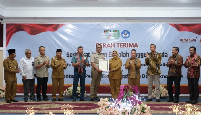 Bupati Mempawah Serahkan Sertifikat Lahan Sekolah Unggul Garuda kepada Kementerian