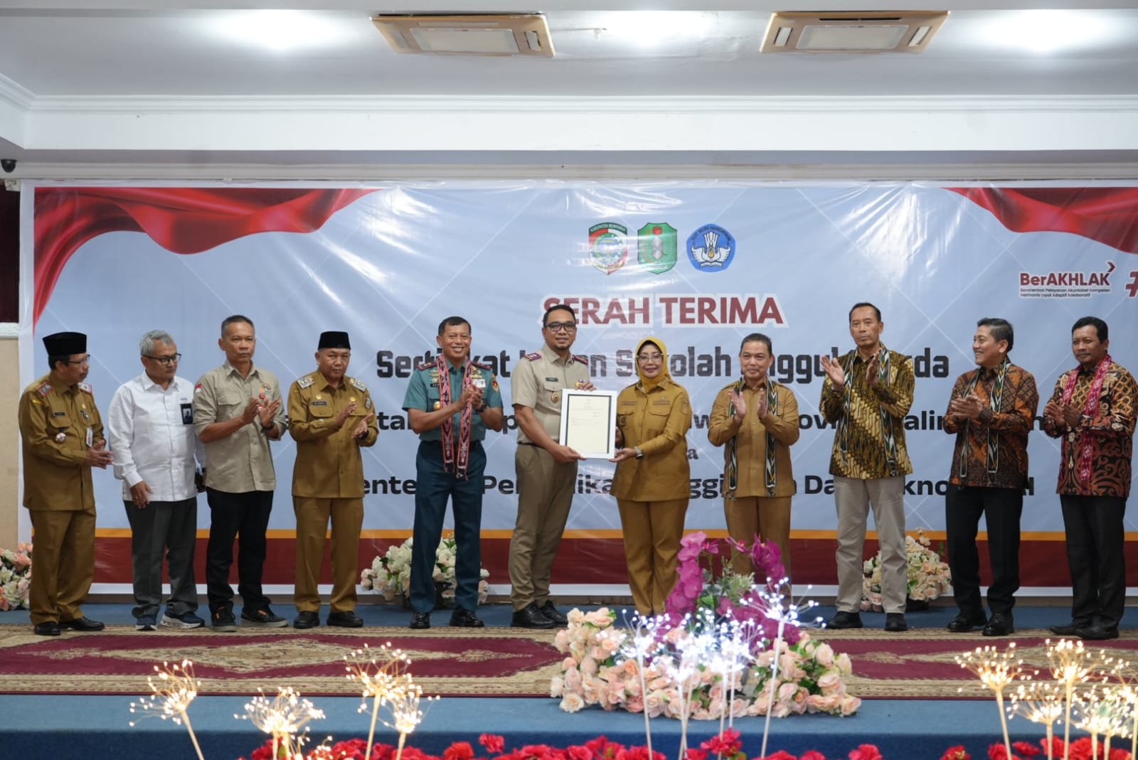 Serah terima sertifikat sekolah Unggul Garuda di Kabupaten Mempawah.