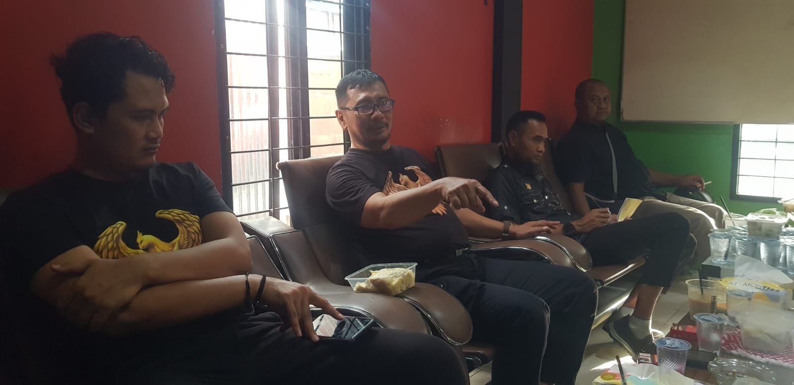 Sekjen DPP PKR, Sigit Prawoso, S.Pd saat memberikan arahan kepada Jajaran Pengurus DPW PKR Kalimantan Barat, di Kantor Sekretariat DPW PKR Kalimantan Barat, Kamis sore, (25/12/2025).