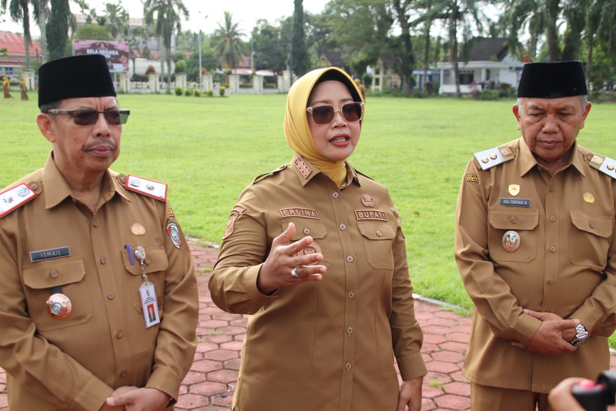 Bupati Mempawah, Erlina usai memimpin apel gabungan.