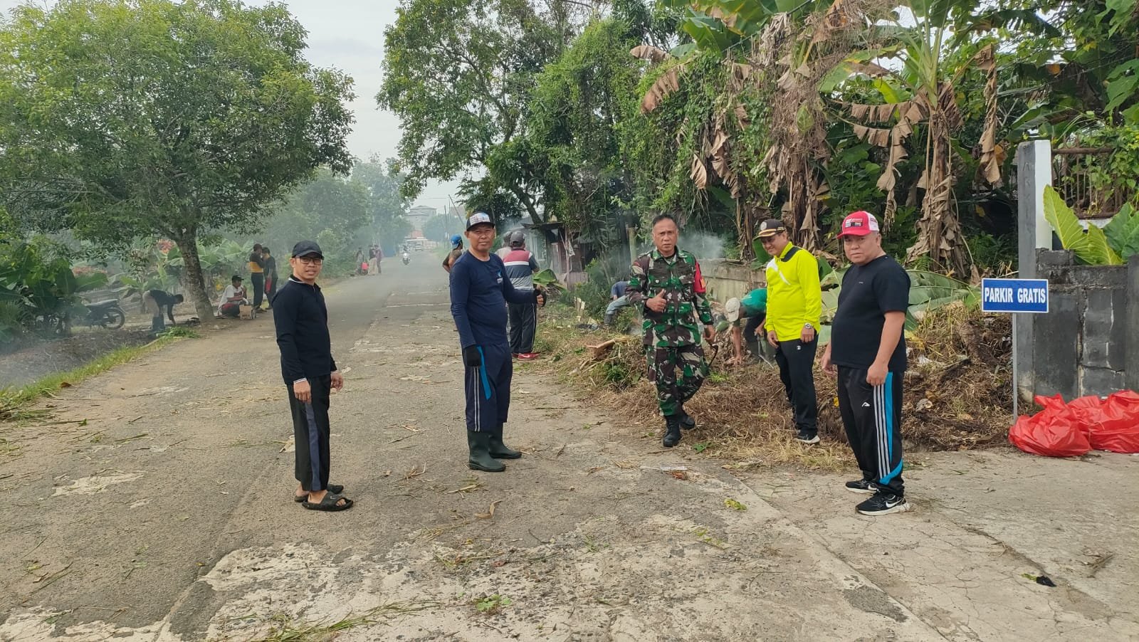 Gotong royong bersihkan lingkungan di Sungai Pinyuh.