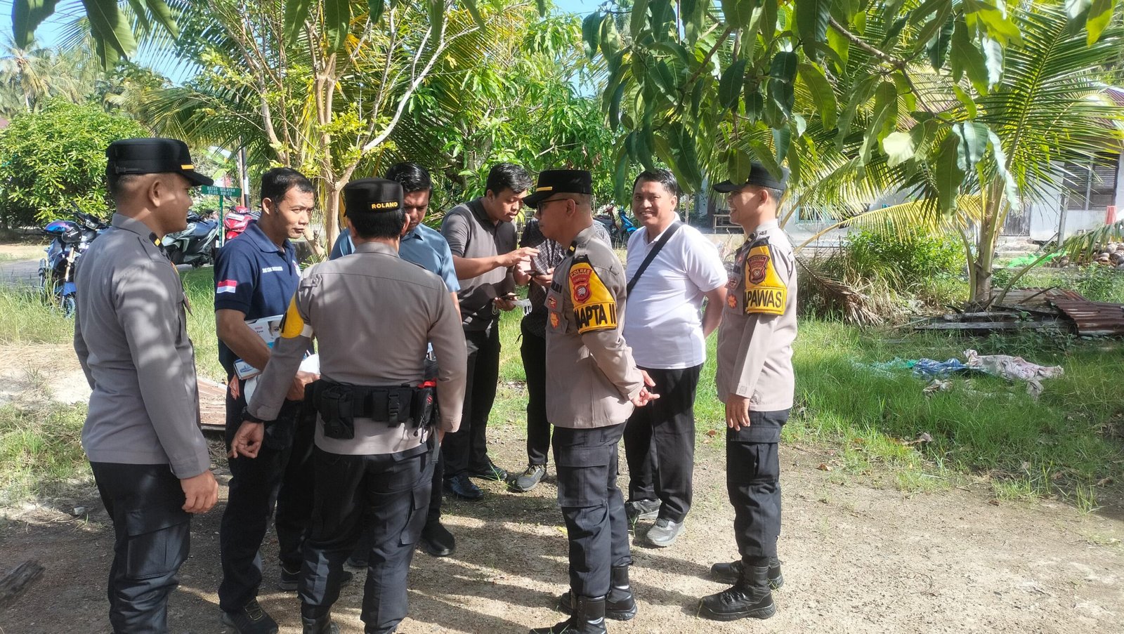 Polisi datang ke TKP penemuan mayat di Kelurahan Tanjung, Mempawah Hilir.