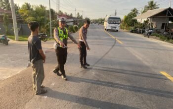 Polisi memeriksa TKP kecelakaan di Mempawah.