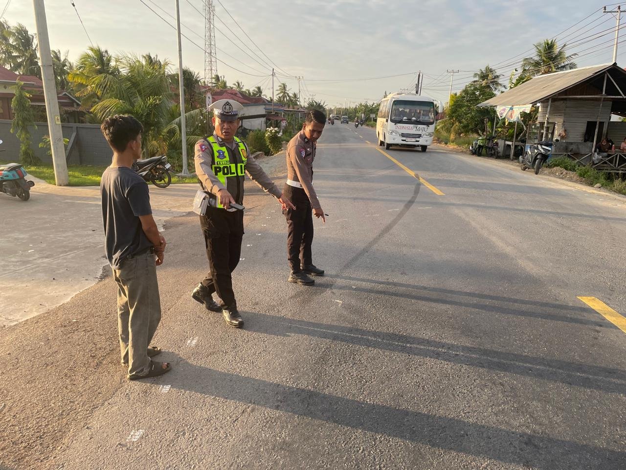 Polisi memeriksa TKP kecelakaan di Mempawah.