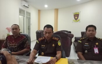 Konferensi pers Kejaksaan Negeri Sambas menetapkan mantan Kades Tebuah Elok tersangka korupsi dana desa.