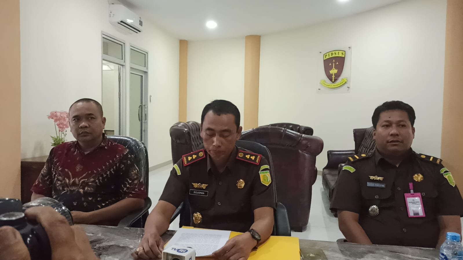 Konferensi pers Kejaksaan Negeri Sambas menetapkan mantan Kades Tebuah Elok tersangka korupsi dana desa.