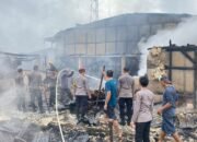 Proses pemadaman kebakaran Pasar Simpang Empat Tangaran/Dok Polisi