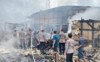 Proses pemadaman kebakaran Pasar Simpang Empat Tangaran/Dok Polisi
