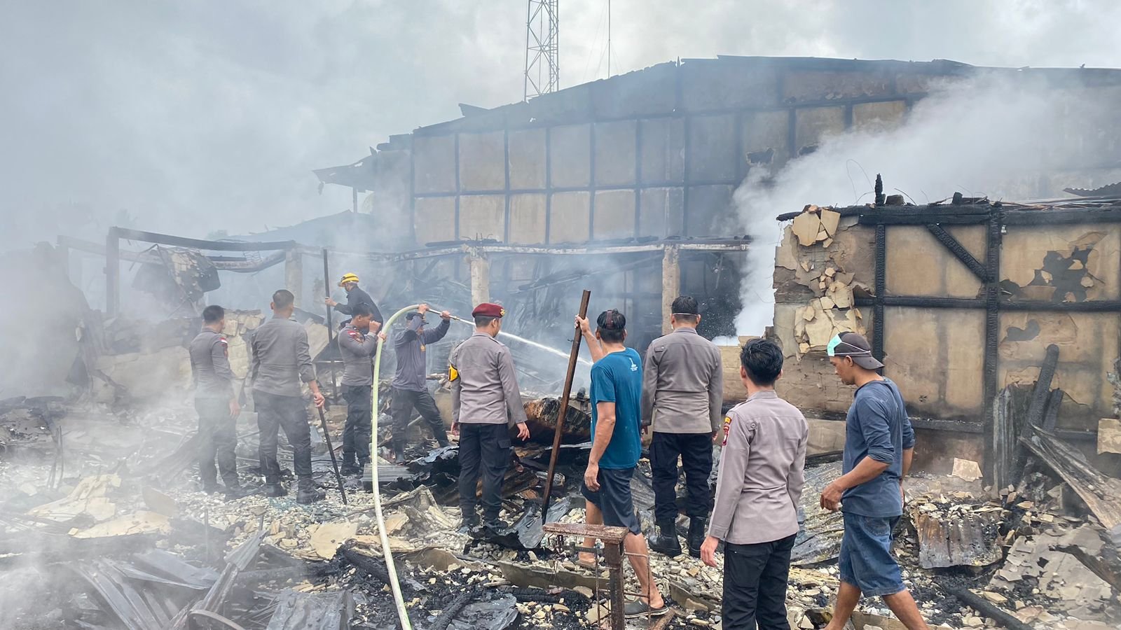 Proses pemadaman kebakaran Pasar Simpang Empat Tangaran/Dok Polisi
