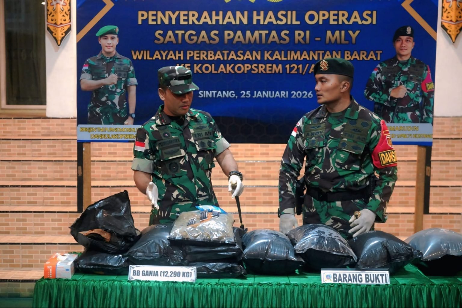 Barang bukti ganja 12,2 kilogram yang diselundupkan melalui Pantai Belacan, Paloh, Kabupaten Sambas/Foto Korem 121/Abw