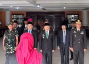 Riduan M Yusuf saat ikut upacara peringatan HUT Pemprov Kalbar di Kantor Bupati Mempawah.