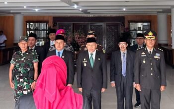 Riduan M Yusuf saat ikut upacara peringatan HUT Pemprov Kalbar di Kantor Bupati Mempawah.