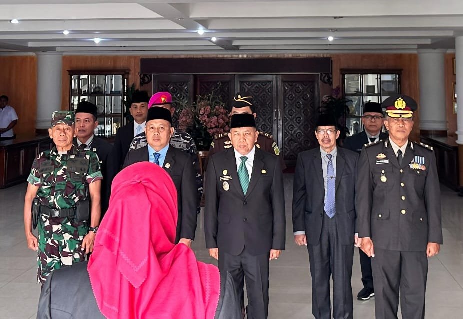 Riduan M Yusuf saat ikut upacara peringatan HUT Pemprov Kalbar di Kantor Bupati Mempawah.