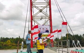 Ditandai dengan Adat Bepapas, Jembatan Gantung Sebawi Rp7,5 Miliar Diresmikan