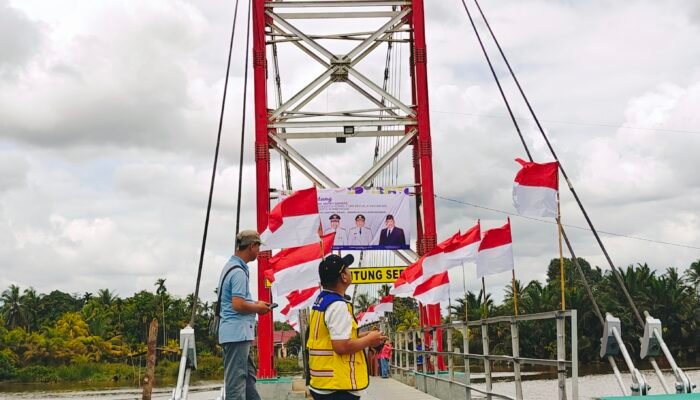 Ditandai dengan Adat Bepapas, Jembatan Gantung Sebawi Rp7,5 Miliar Diresmikan
