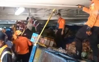 KM Dharma Kartika IX Milik PT DLU Miring dan Merenggut Nyawa di Pelabuhan Semayang