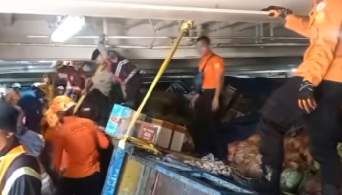 KM Dharma Kartika IX Milik PT DLU Miring dan Merenggut Nyawa di Pelabuhan Semayang