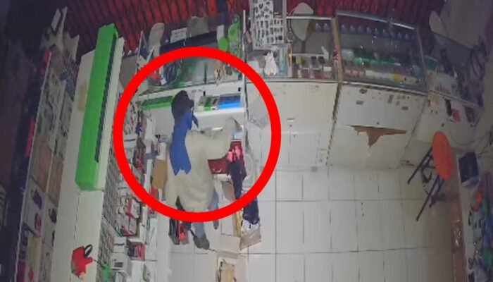 Pencuri Bertopeng Gasak 47 Unit HP di Sajingan Ditangkap di Desa Durian Sambas