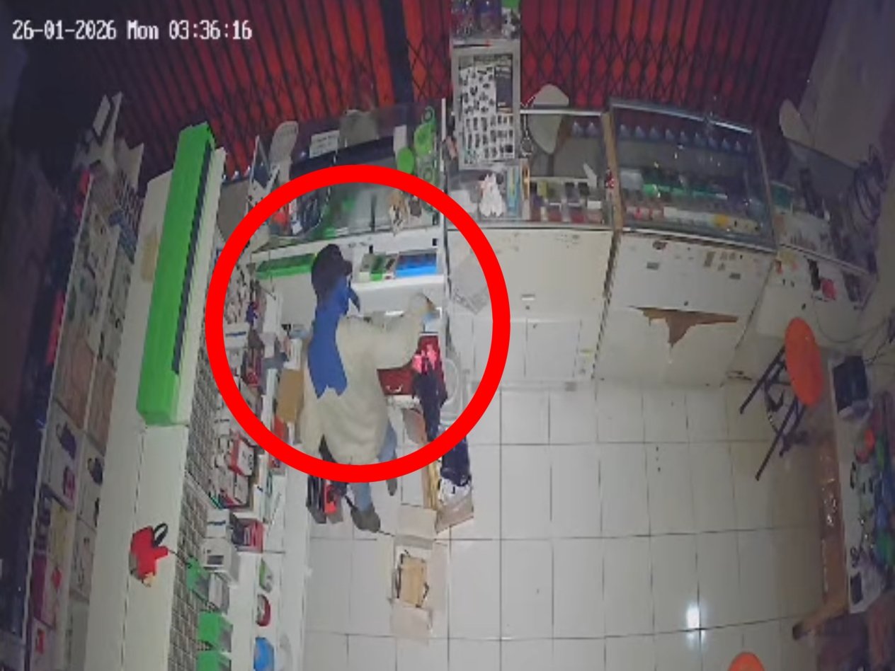 Pencuri hp di Kecamatan Sajingan Besar yang viral menggunakan topeng dan terekam CCTV akhirnya tertangkap.