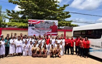 Lasarus Serahkan Bus Sekolah Kemenhub Senilai Rp700 Juta ke Yayasan Kasih Fatima Ketapang