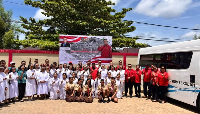 Lasarus Serahkan Bus Sekolah Kemenhub Senilai Rp700 Juta ke Yayasan Kasih Fatima Ketapang