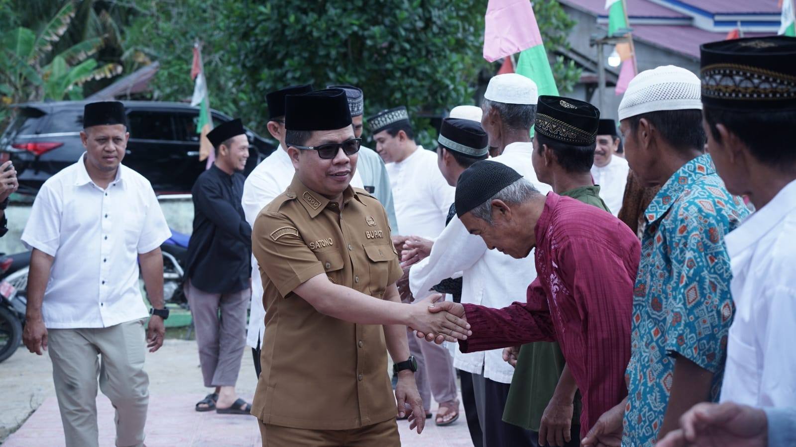Momen Safari Ramadan di Desa Sarilaba B, Kecamatan Jawai Selatan di mana Bupati Sambas, Satono menyapa masyarakat.