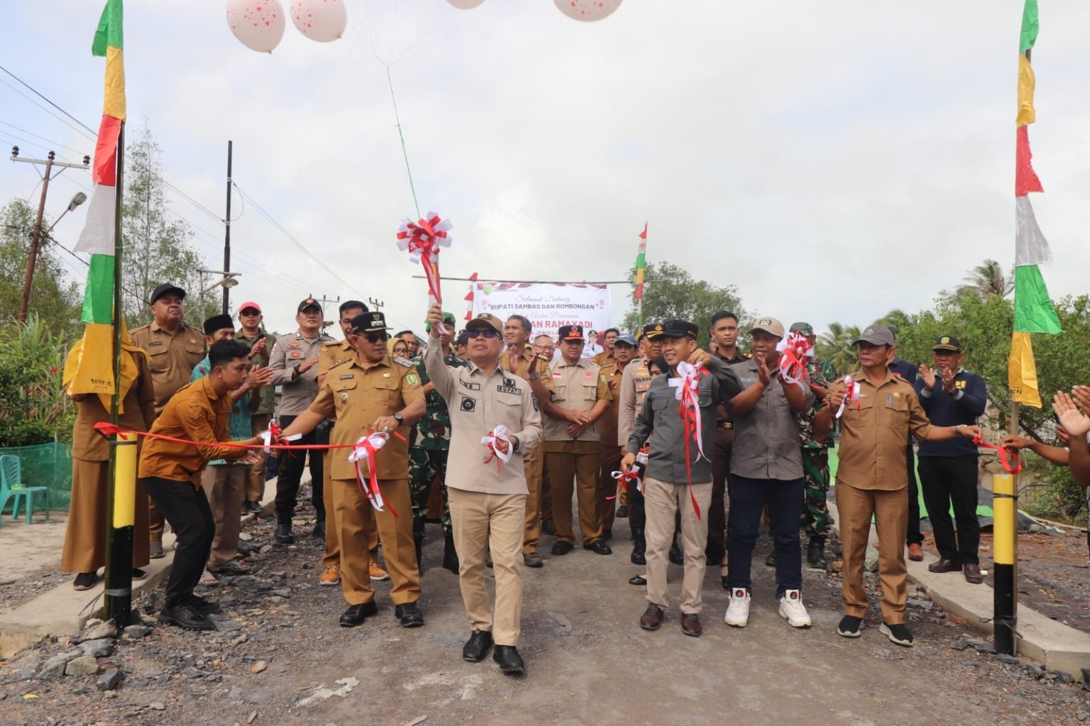 Ketua Dewan Perwakilan Rakyat Daerah (DPRD) Kabupaten Sambas, H. Abu Bakar, S.Pd.I., menghadiri peresmian ruas jalan Sempadian–Sari Makmur yang dirangkaikan dengan penyerahan bantuan handsprayer kepada kelompok tani, Selasa (13/1/2026).