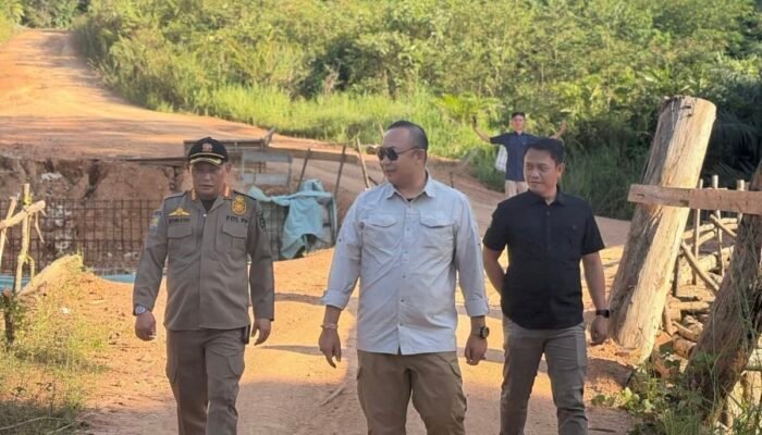 Bupati Ketapang Tinjau Lokasi TMMD, Pastikan Pembangunan Jembatan Sungai Kepari Berjalan Optimal