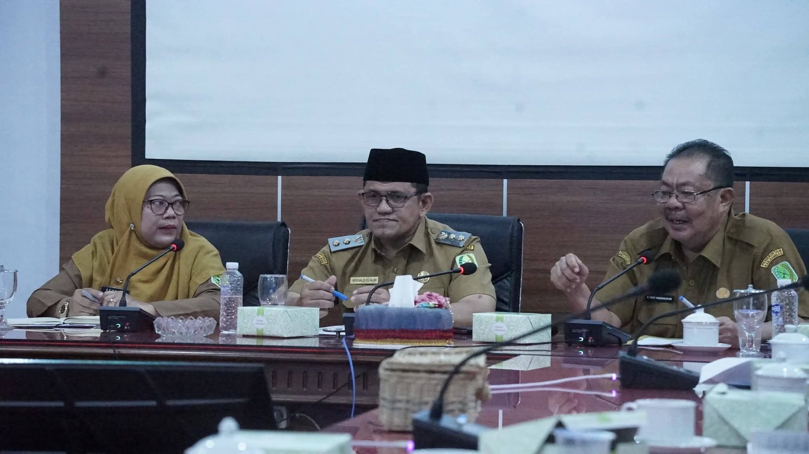 Wakil Bupati Sambas, Heroaldi Djuhardi Alwi memimpin rakor percepatan pembangunan PLBN Temajuk, Senin 9 Februari 2026.