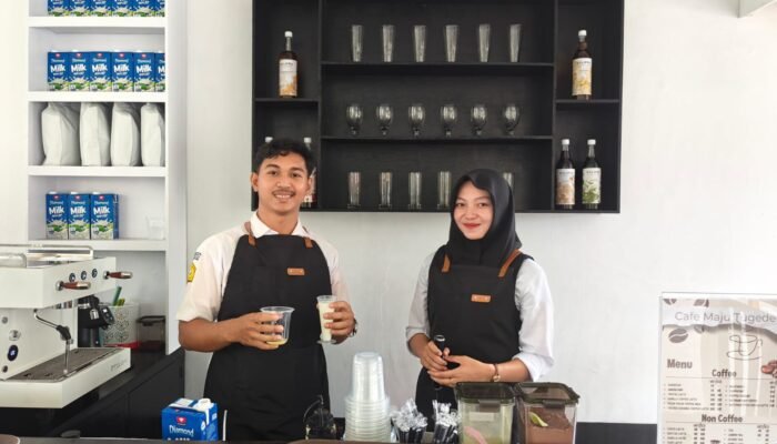Kafe Maju Tugede SMKN 1 Semparuk, Tempat Ngopi Kekinian yang Terbuka untuk Umum