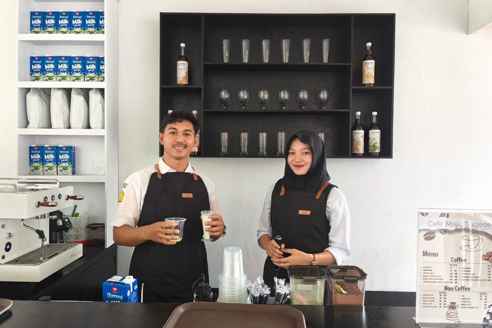 Kafe Maju Tugede SMKN 1 Semparuk, Tempat Ngopi Kekinian yang Terbuka untuk Umum