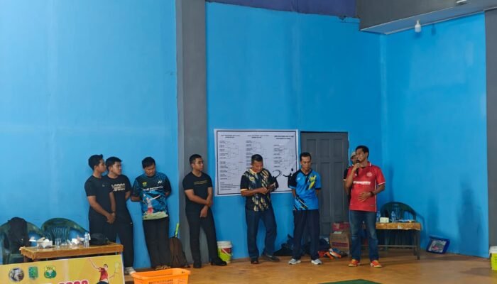 Kadis Parpora Sambas Buka Kejuaraan Badminton U90 dan U100, Figo Beri Dukungan
