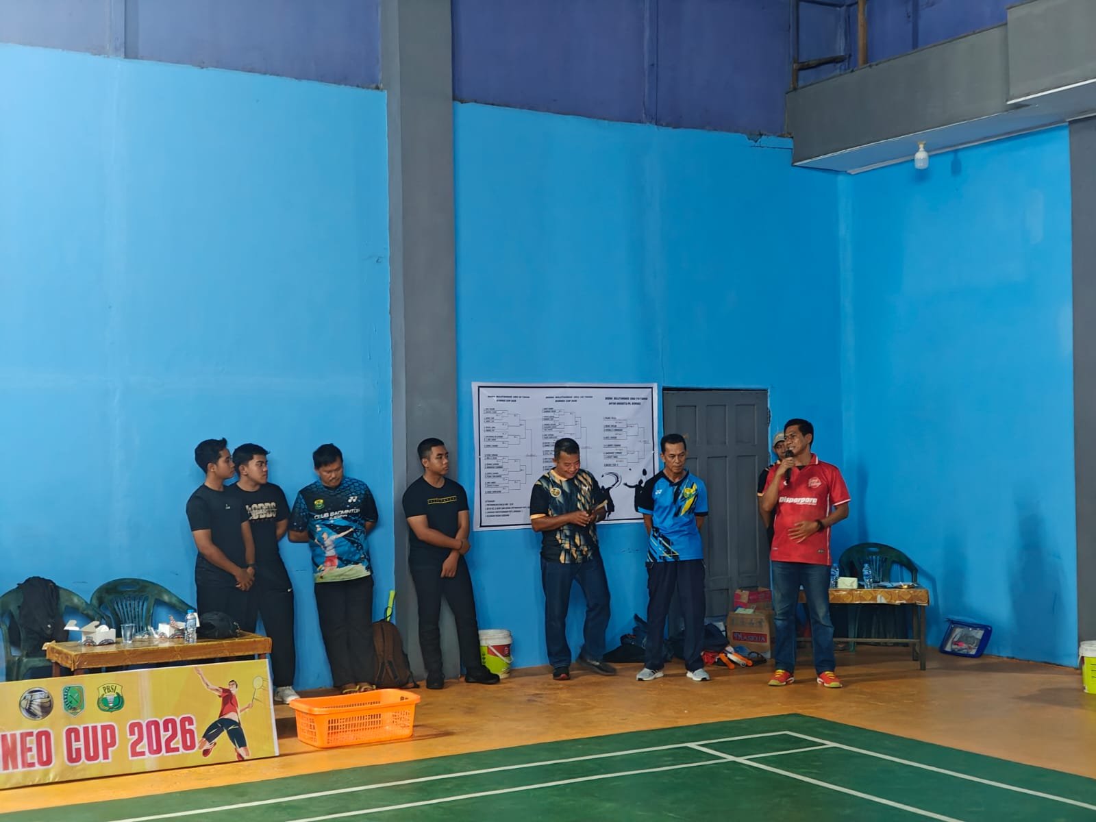 Kadis Parpora Sambas, Dedy Zulkarnain memberi sambutan saat pembukaan kejuaraan badminton Borneo CUP 2026 di Tanjung Bugis, Sambas.