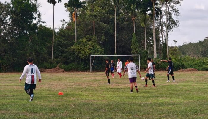 Ferdinan Ajak Masyarakat Sambas Rutin Main Bola, Atau Olahraga Mandiri Seperti Lari