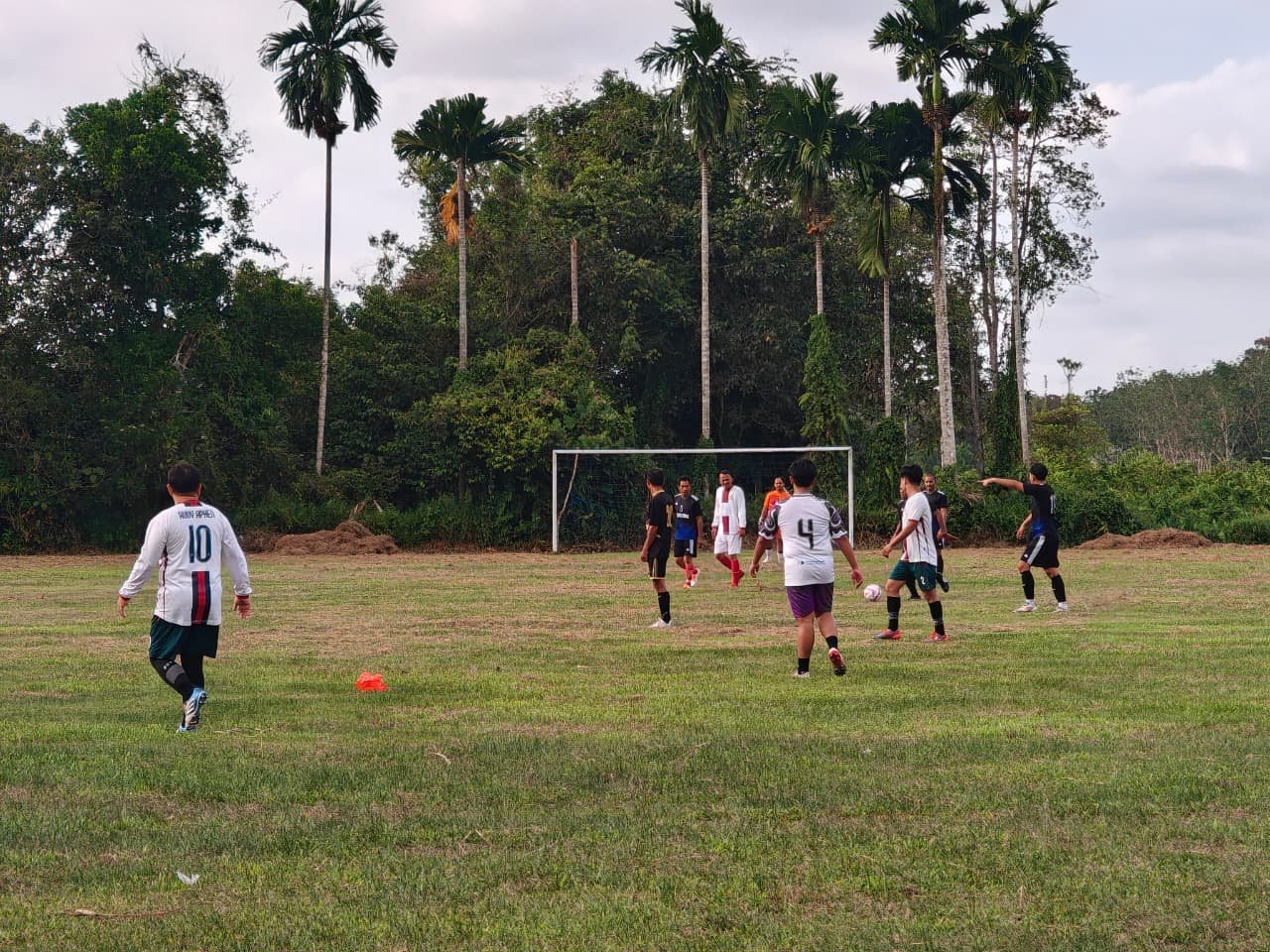 Laga sepakbola persahabatan antara DPRD Sambas dan RSUD Sambas.