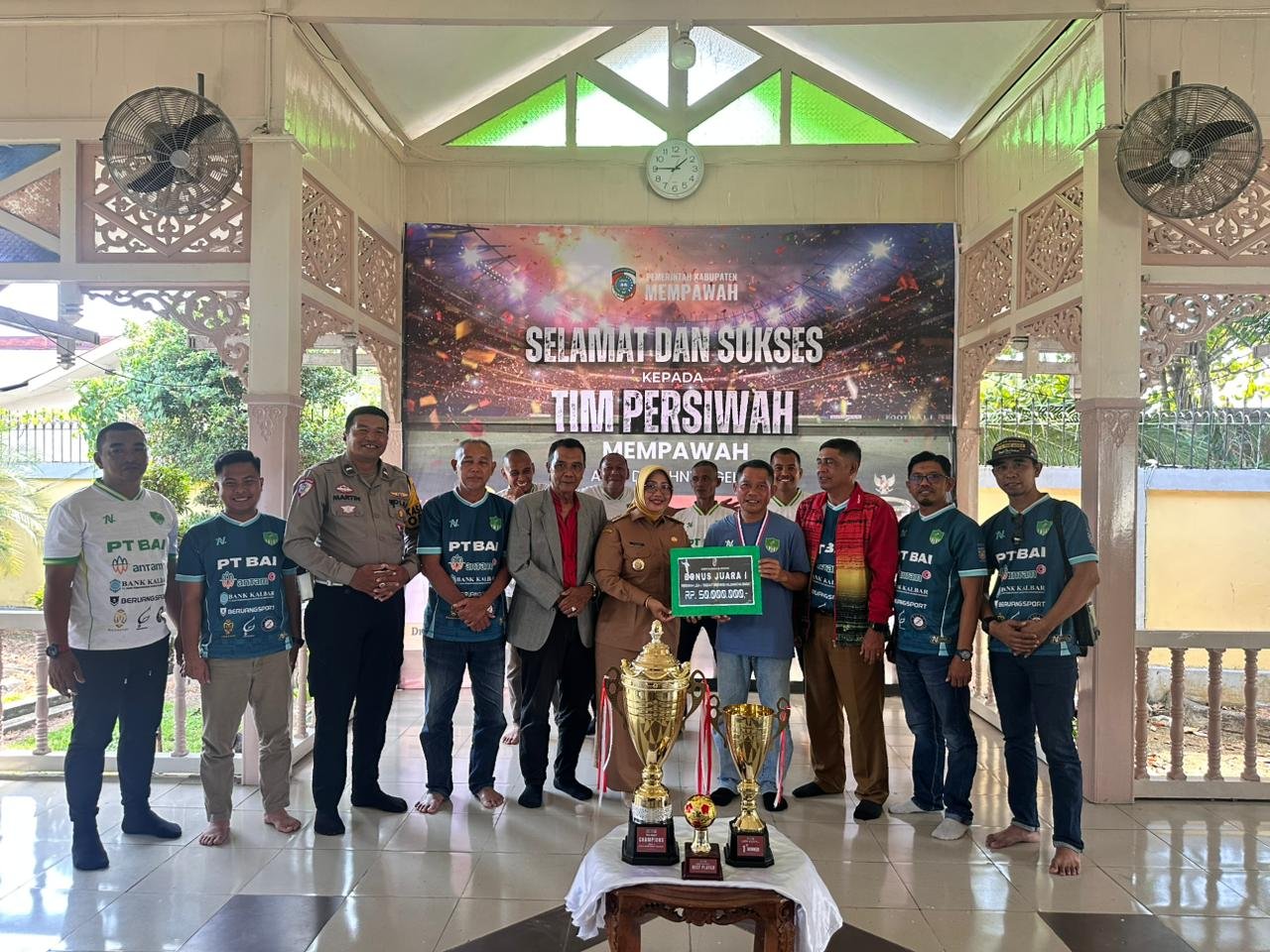 Bupati Mempawah, Erlina menyambut kedatangan tim Persiwah dan memberikan bonus Rp50 juta.