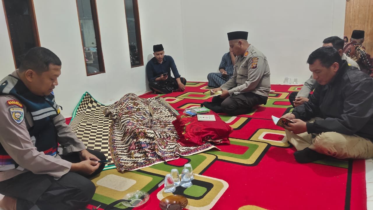 Kapolsek Sungai Pinyuh, AKP Setyadi dan jajaran takziah ke rumah warga Desa Galang yang meninggal dunia diduga akibat paparan asap karhutla.