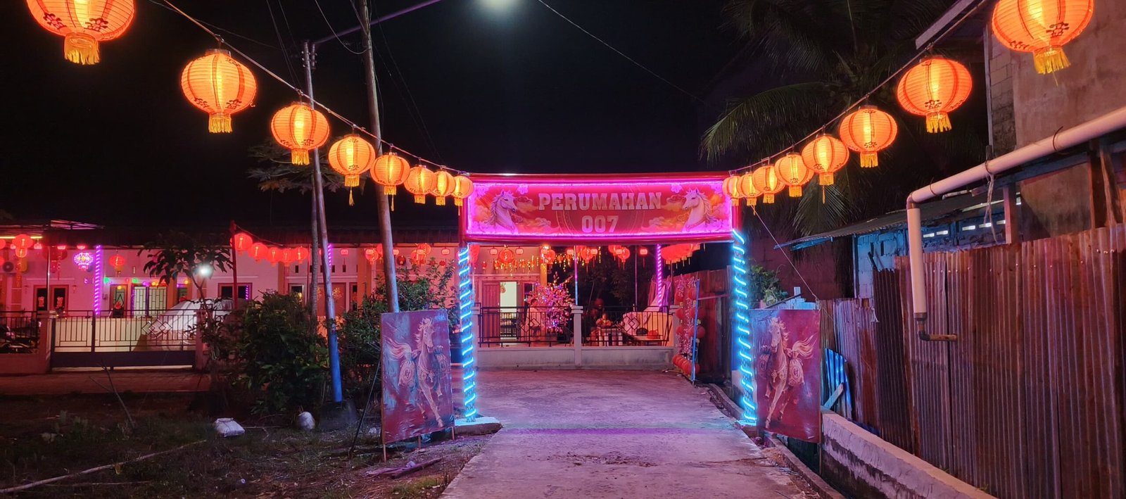 Suasana gang 007 Pasar Melayu Sambas menyambut Imlek 2026.