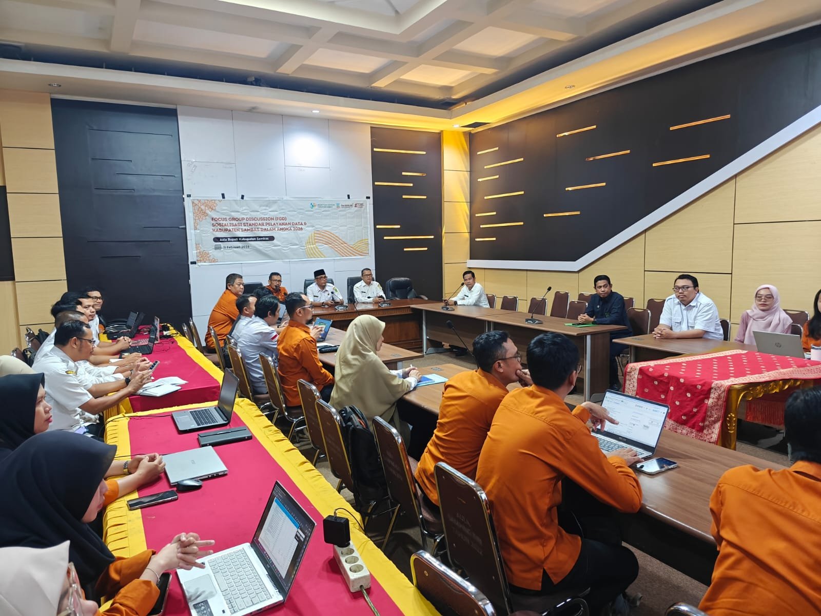 Focus Group Discussion (FGD) terkait Sosialisasi Standar Pelayanan Publik dan Penyusunan Publikasi Kabupaten Sambas Dalam Angka (KDA) 2026.