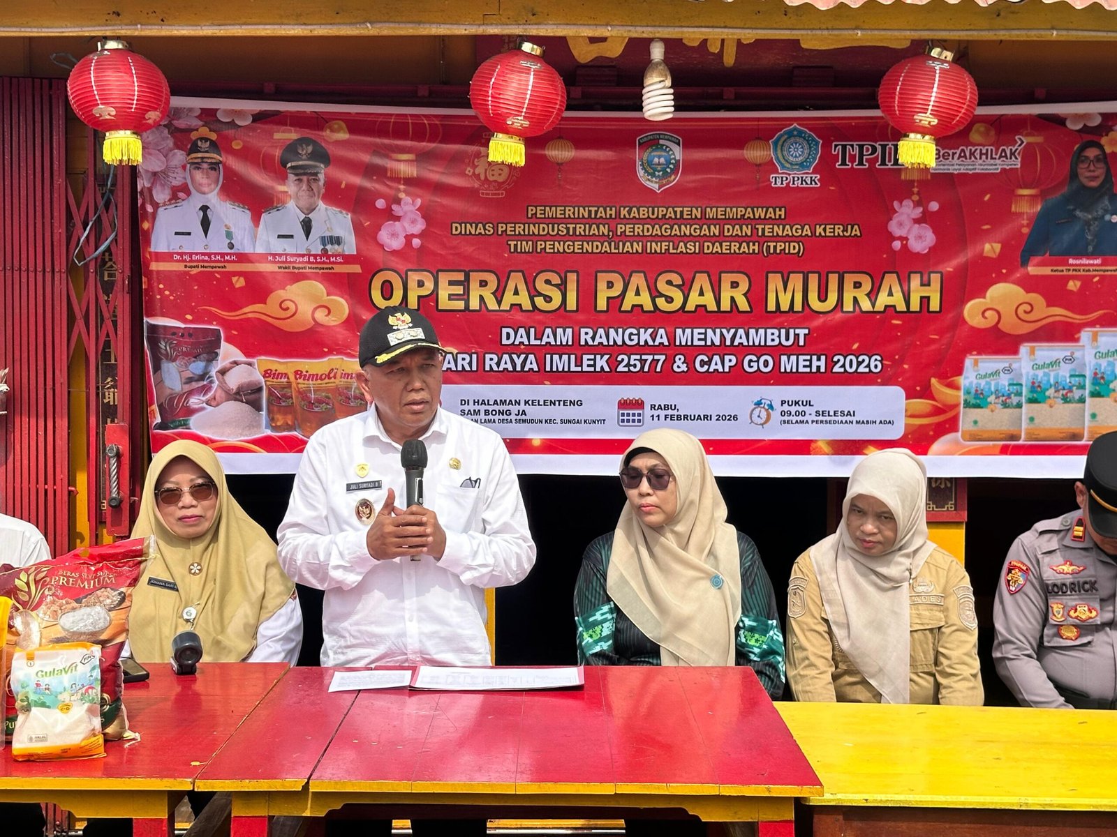 Bazaar pasar murah Pemkab Mempawah di Sungai Kunyit.