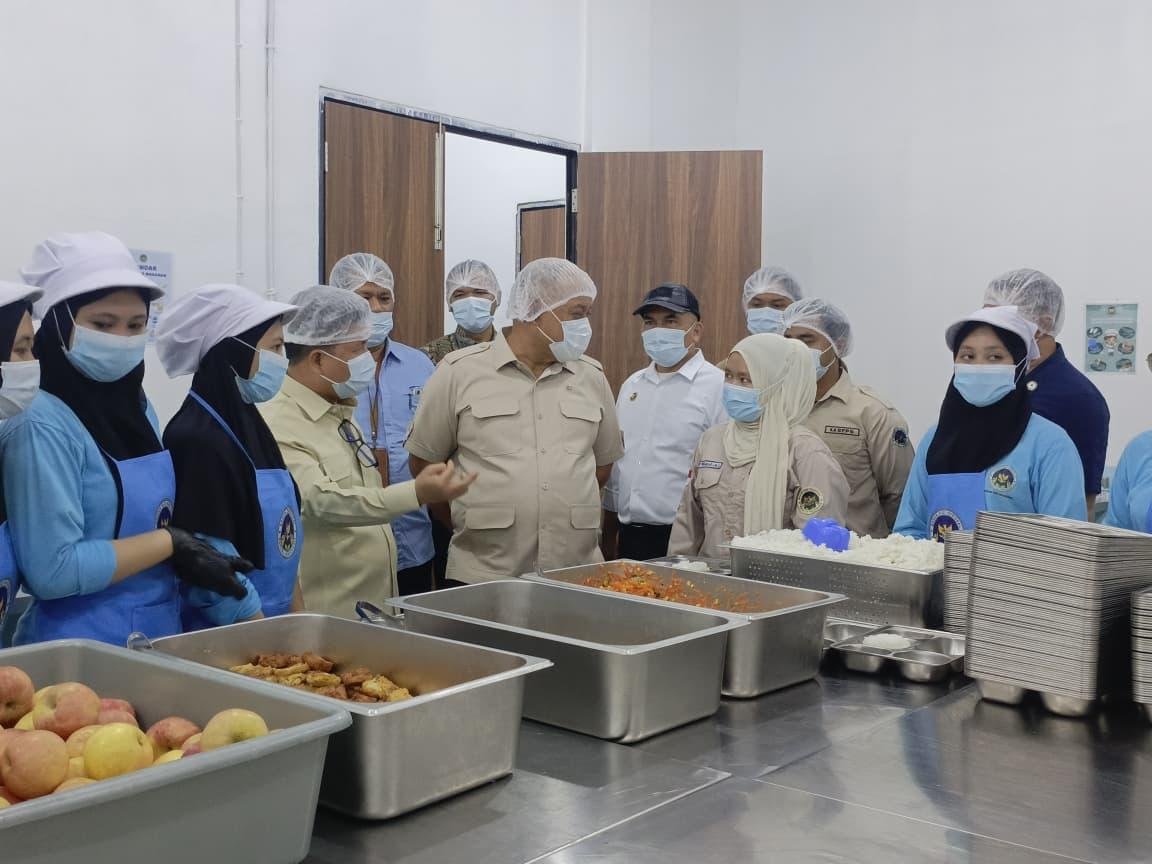 Kepala BGN meninjau SPPG di Kabupaten Sambas, Kamis 12 Februari 2025.