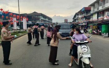 Cegah Paparan Asap Karhutla, Kwarran Pramuka Sungai Pinyuh Bagikan 2.000 Masker Gratis