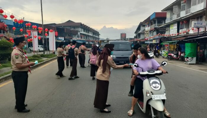 Cegah Paparan Asap Karhutla, Kwarran Pramuka Sungai Pinyuh Bagikan 2.000 Masker Gratis