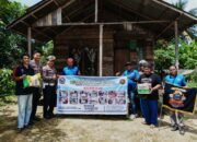 King Rattle Club Sungai Pinyuh Bagikan Sembako untuk Warga Kurang Mampu