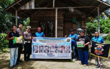 King Rattle Club Sungai Pinyuh Bagikan Sembako untuk Warga Kurang Mampu