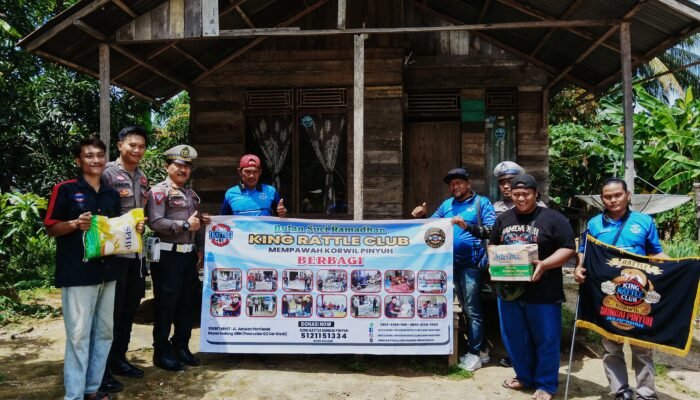 King Rattle Club Sungai Pinyuh Bagikan Sembako untuk Warga Kurang Mampu