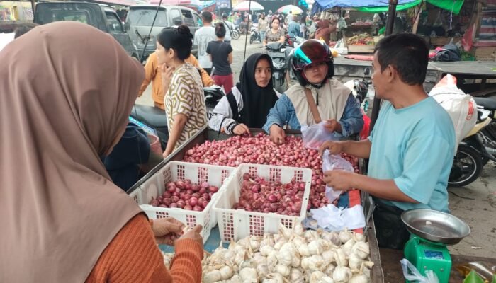 Harga Bawang di Pasar Pagi Sungai Pinyuh Meroket, Pembeli Mengeluh: Minta Ampun!